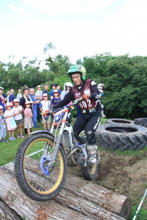 観客はライダーの息遣いが聞こえる距離で応援（中央：野本佳章選手）