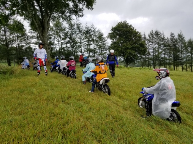 雨の中、オフロードに挑む子供たち