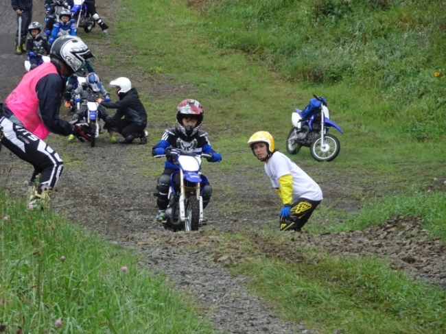 バイクを操って凸凹斜面に挑戦