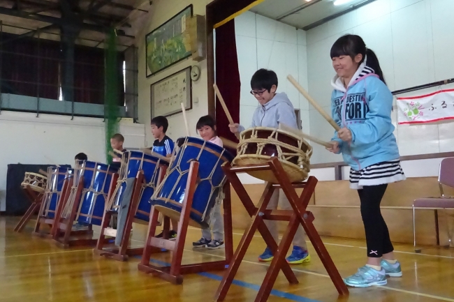 複数の学年から選ばれた児童の和太鼓体験