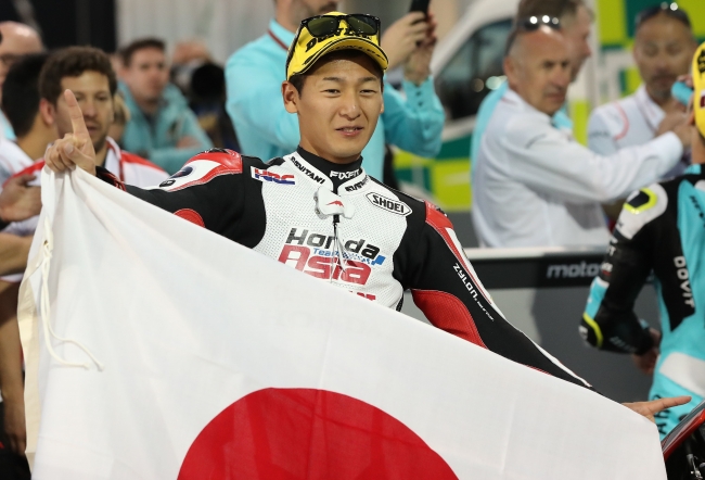 初優勝を喜ぶ鳥羽選手（Moto3クラス）