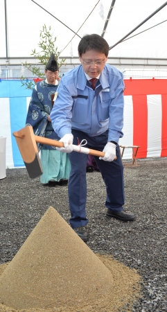 鍬入れする八山所長