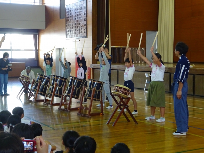 希望者による和太鼓演奏体験