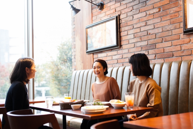 ママは、「両手を使って食事するのは、産後初めて！」とリフレッシュ時間を満喫