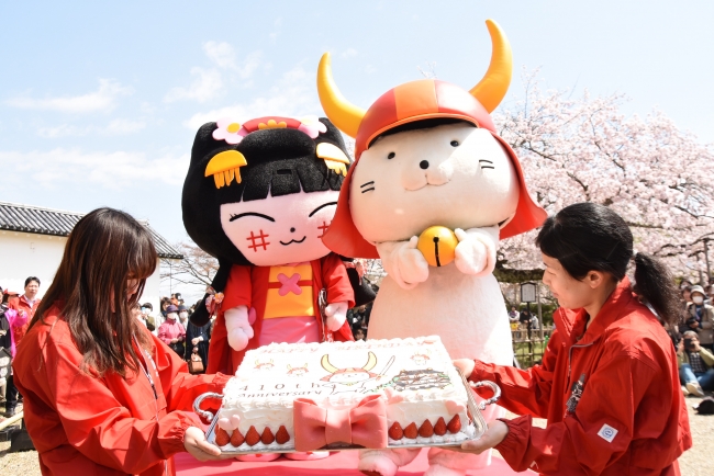 バースデーケーキに喜ぶひこにゃん