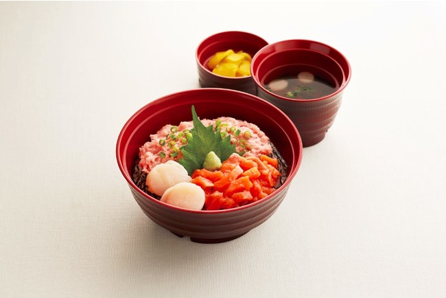 北海道産ホタテとねぎトロのサーモン丼(お吸い物・漬物付)  価格：￥859（税込￥944）