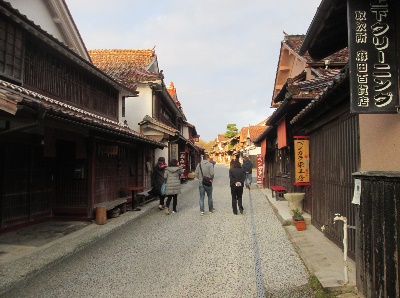 早朝の吹屋の街並み