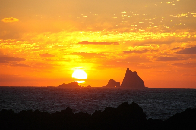 三宅島・三本岳に沈む夕日