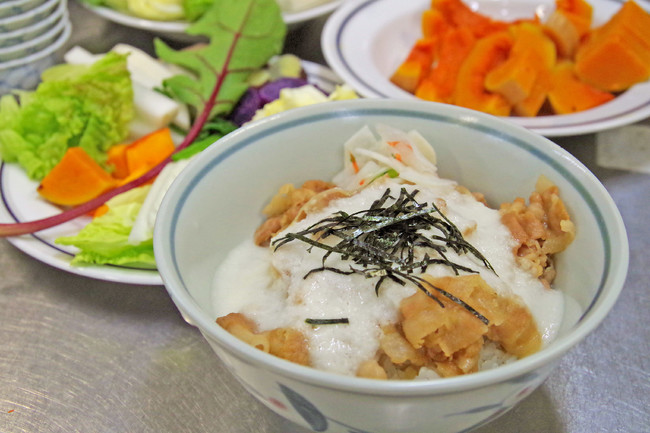 やまといもを豚肉にかけたご当地グルメ「佐倉丼」