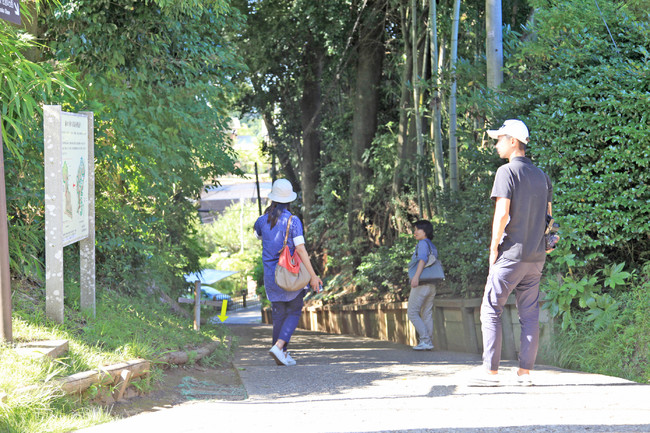 武家屋敷周辺には手ごたえのある坂がたくさん：写真は武家屋敷横の「くらやみ坂」