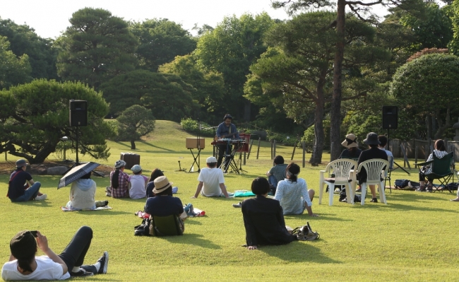 リラックスした自由な姿勢で演奏に触れてください！