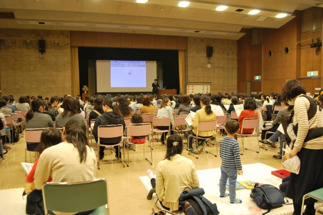 家庭教育講演会の様子（昨年度）