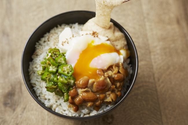 オクラとなめ茸、半熟卵のねばとろ丼 ¥890（税込）