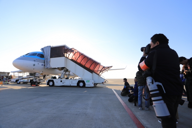 実際に駐機している機体を間近で撮影する航空写真チャーリィ古庄氏と参加者たち