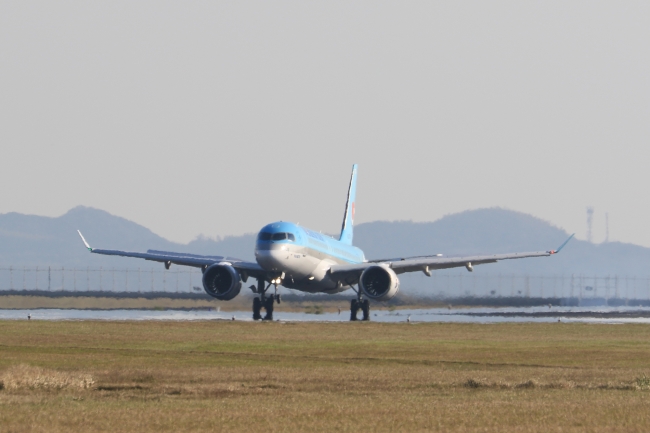 セントレアに到着する大韓航空のCS300(A220-300)