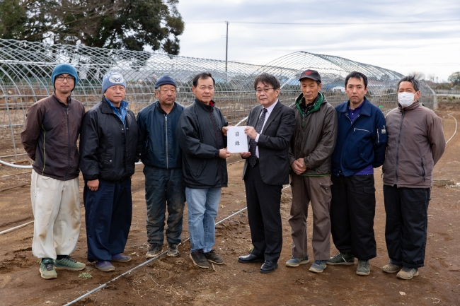 立野園芸出荷組合の皆さんと(左から４番目：立野園芸出荷組合代表の吉野宏一さん、吉野さんの右隣：生活クラブ連合会常務理事渡部孝之)