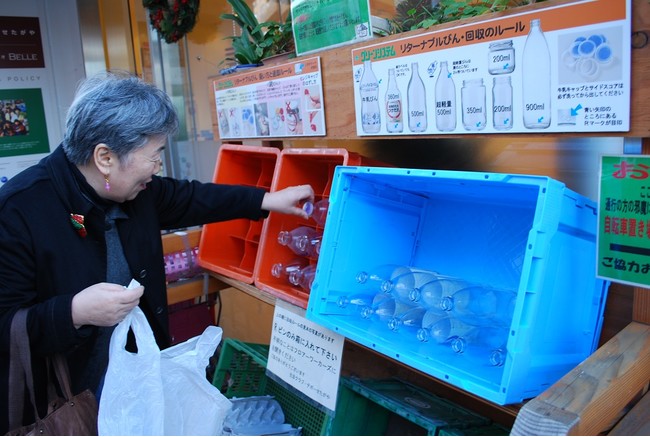 牛乳びんや調味料のびんは使い終わったら店舗で回収します