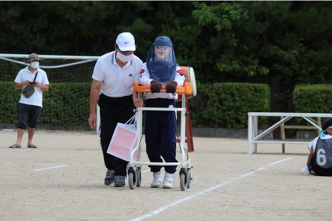 小学校高学年になると人により神経症状が出て、運動が不自由になってきます。