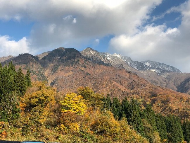 ”霊峰 八海山”の初冠雪と紅葉