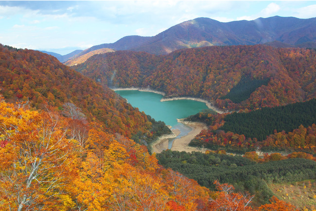 エメラルドグリーンに輝く二居湖(ふたいこ)