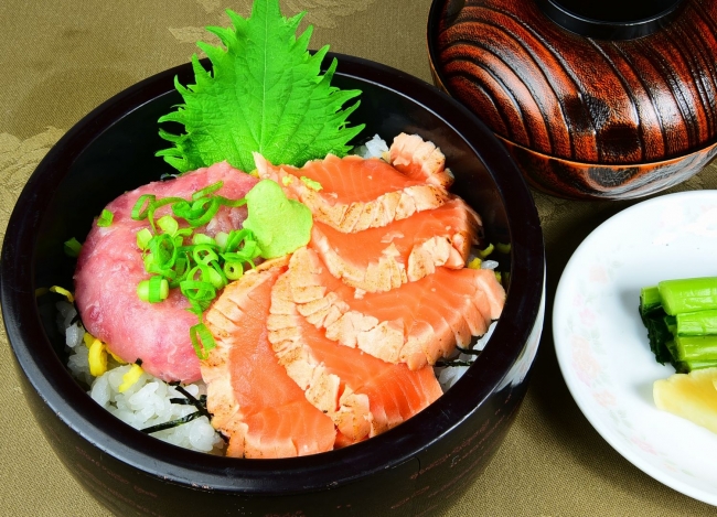 たたきサーモンと鮪のすきみ丼