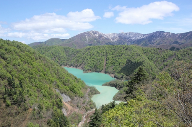 エメラルドグリーンの二居湖（ふたいこ）