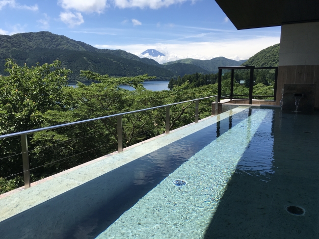 露天風呂からの芦ノ湖と富士山