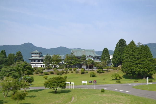 平等院鳳凰堂を模して建てられた「龍宮殿本館」