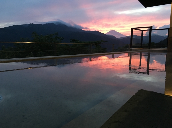 夕日の染まる富士山のシルエット