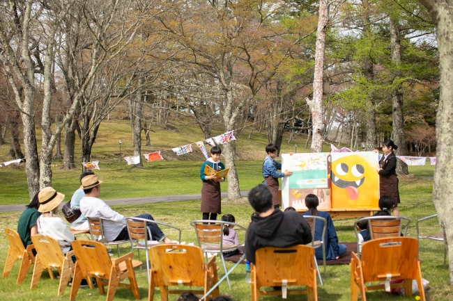 大きな絵本の読み聞かせイメージ