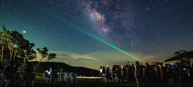 星空ヒュッテ前での星空観察の様子