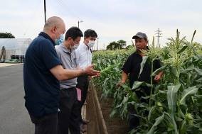 視察風景　左手中央が浅野総料理長