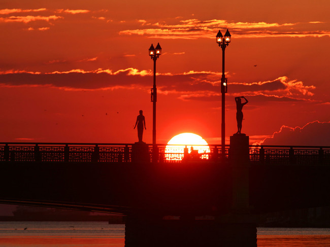 幣舞橋越しの夕日