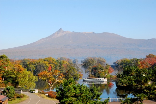 大沼国定公園の紅葉と遊覧船