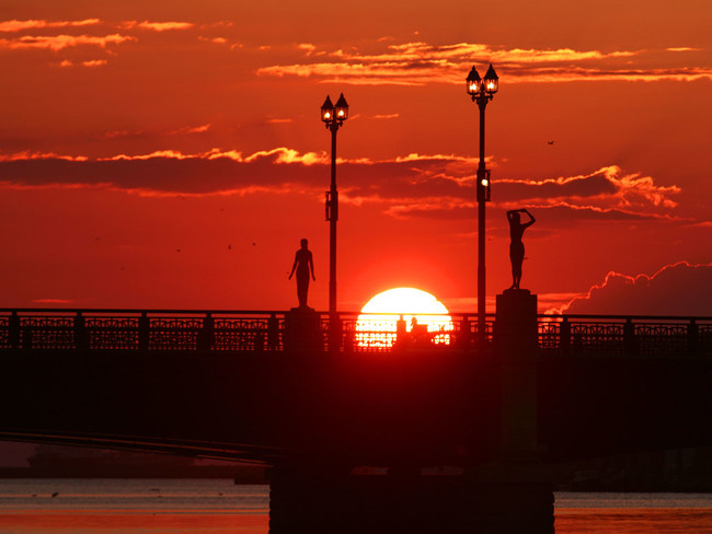 釧路の夕日は世界三大夕日の一つと呼ばれています。幣舞橋と夕日