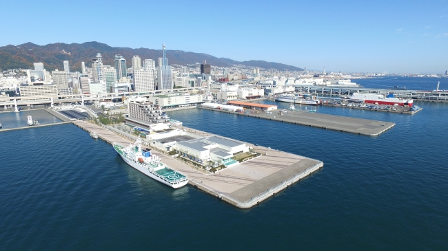 上空から見た神戸港。手前が新港第一突堤で、突堤の先端部の建物がラ・スイート神戸オーシャンズガーデン。