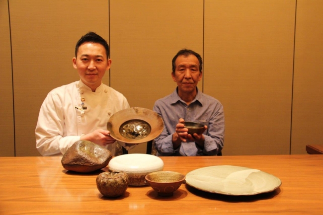 市野英一さん(右)と鉄板焼「心」の木下 学 統括料理長