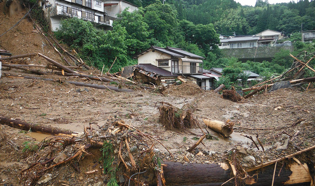 大分県日田市は市全体が山に囲まれており土砂崩れなどが頻発している。今回の実証地である日田市中津江村では、2020年7月の豪雨で孤立集落も発生している。