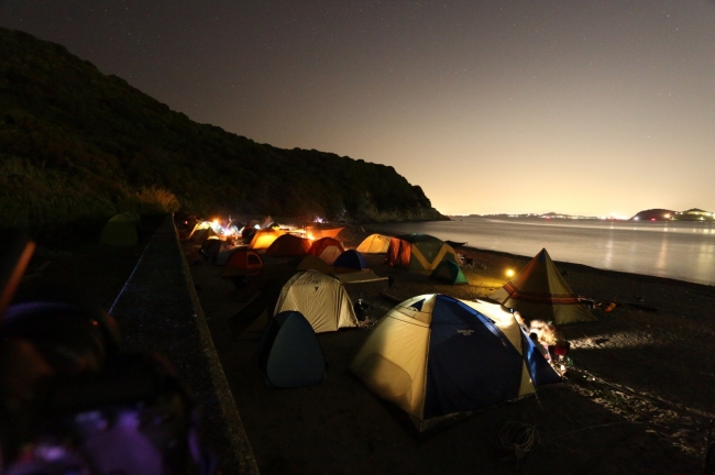 海岸線でのキャンプの様子