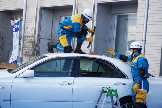 車両からの救出救助訓練の様子