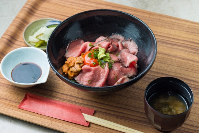 九州和牛の薪火ローストビーフ丼 ～ウニとこだわり卵乗せ～　