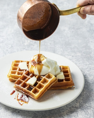 フランス産発酵バターのワッフルと塩ジェラート　1,200円