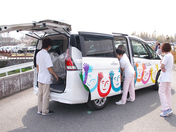 スライドドアで、乗り降りしやすい車です。