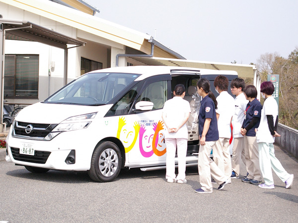 車両贈呈式終了後、車両設備を職員みんなで確認。