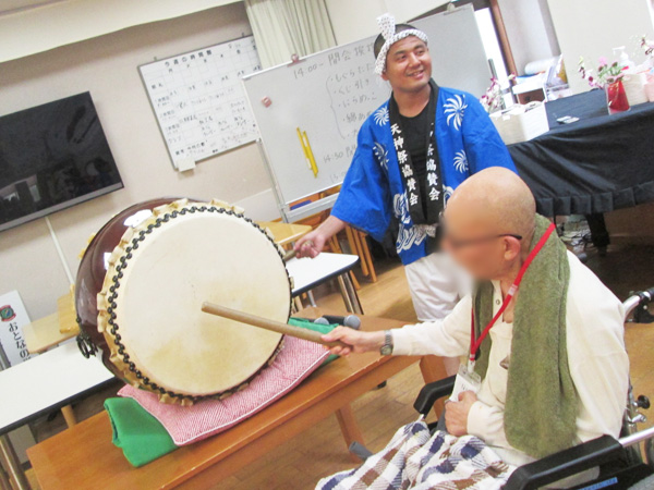 たくさんの利用者さまが和太鼓に挑戦！