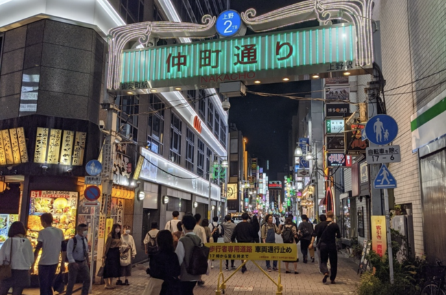 様々な文学作品で取り上げられた仲町通り。夜はスナック街の表情を見せる