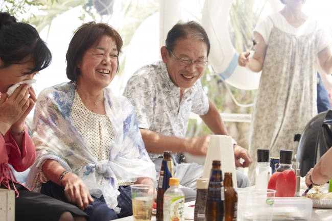 両家揃ってＢＢＱを楽しみ、親御さんもリラックスした様子。