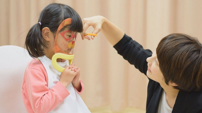 子どもは目を瞑らなくても良いので、親子でお互いの顔をみながらカットができます