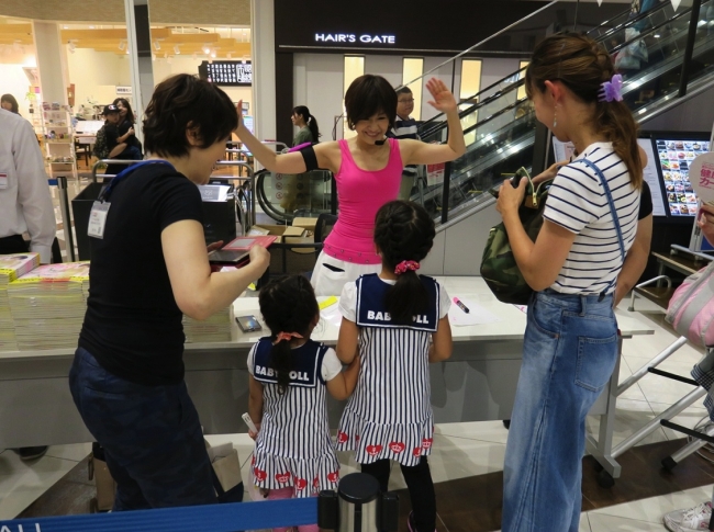 ▲親子で参加された方も多数。イベント後に樫木さんから直接指導を受ける子どもたち