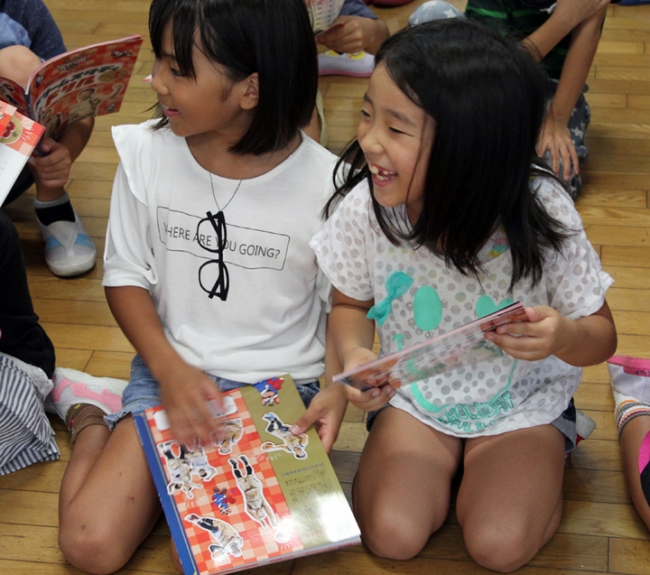 ▲ドリルが配られると子どもたちは思わず笑顔に